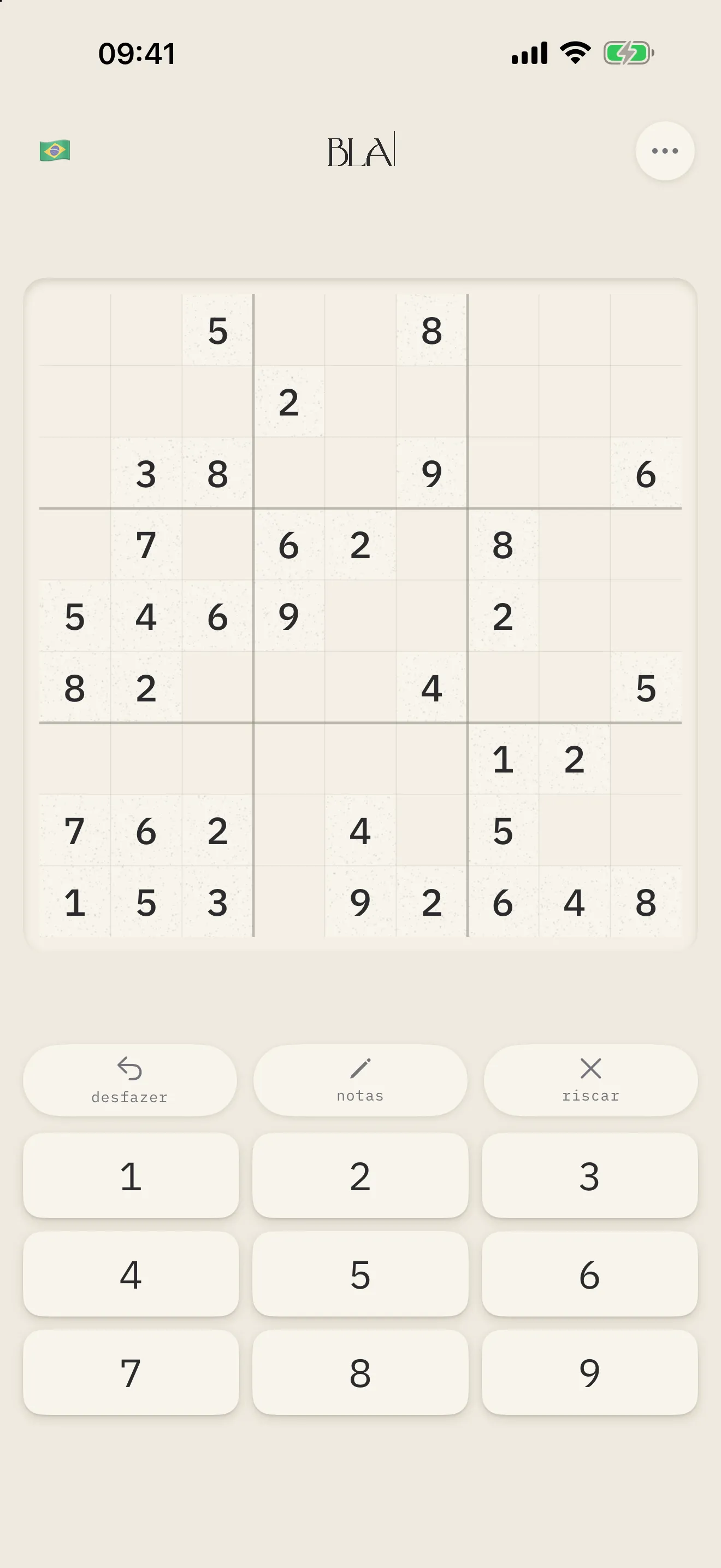 Uma partida em andamento, com o tabuleiro, as pílulas de ação e o teclado numérico
